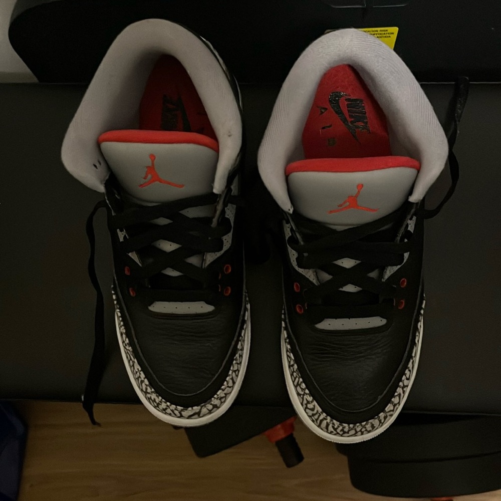 Black and red Jordan’s 3 size 6.5 kids
